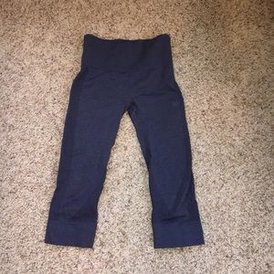 Lululemon “The Flow” cropped leggings.